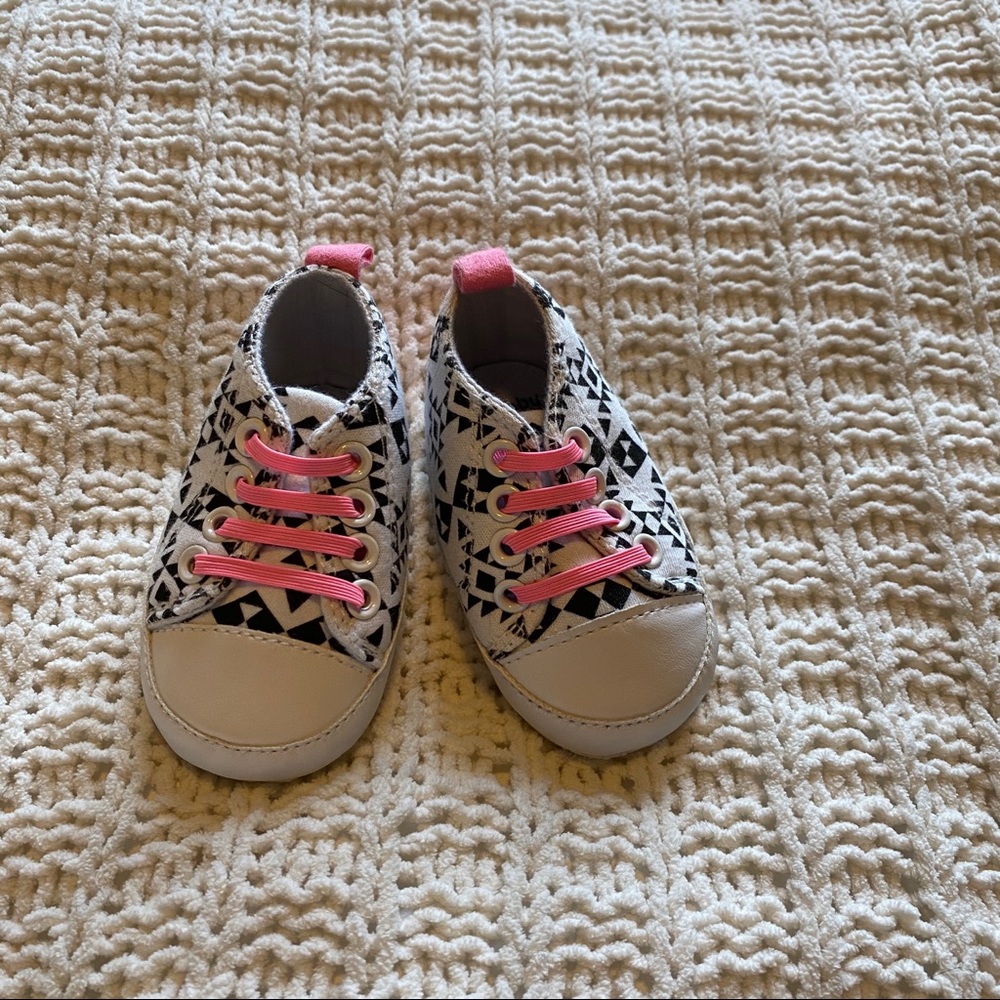 🧁 5/$20 Baby Shoes | White 3-6 Months